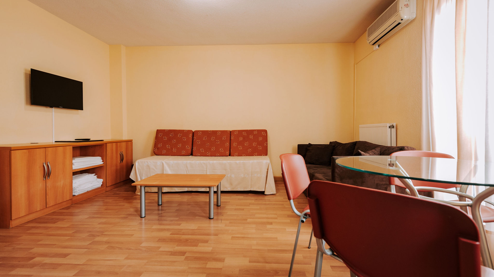 Salón comedor con dos sofás cama, apartamento de 5 personas